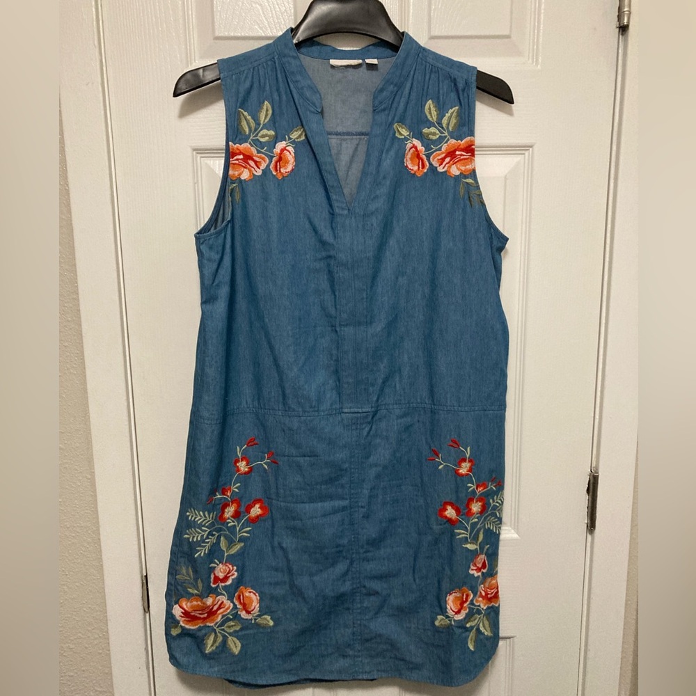 *Westport 1962 Blue Chambray V-Neck Embroidered Floral Size 12 Shift Dress